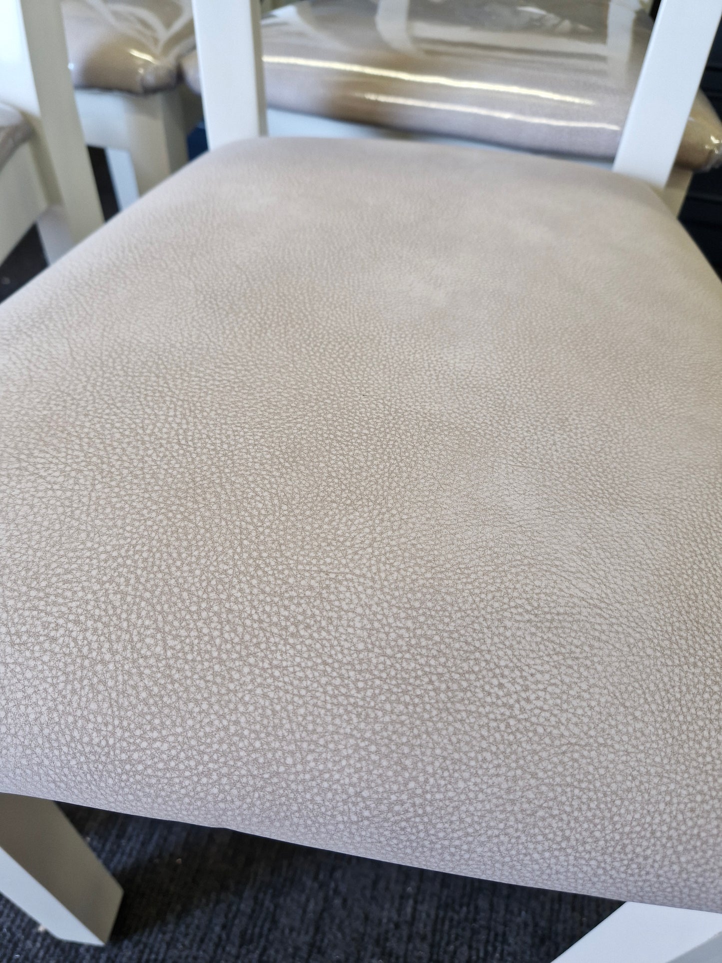 Set of 4 dining chairs / Solid Wood Off-White and Beige Seat
