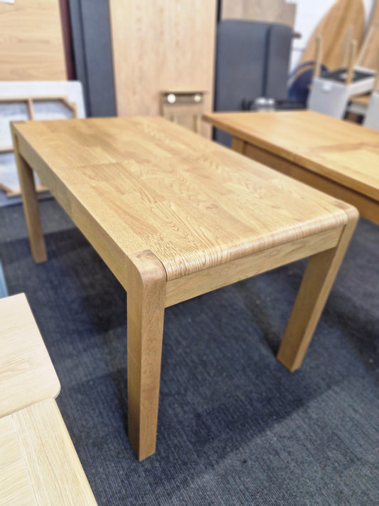 Small Oak Extending Dining Table / 4-6 Seater