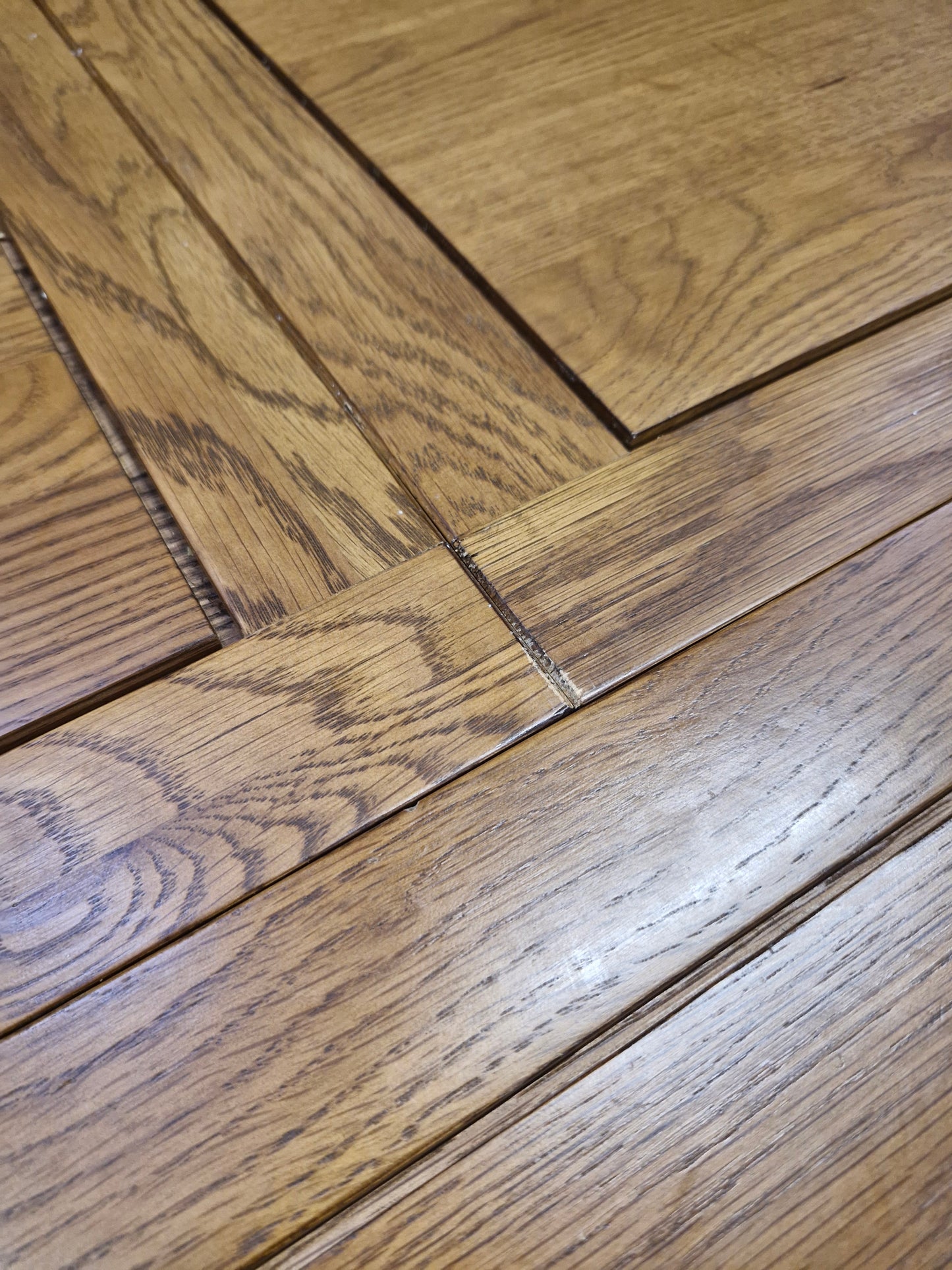 Extending Round Dining Table - Rustic Solid Oak  / Oak Furnitureland KNIGHTSBRIDGE