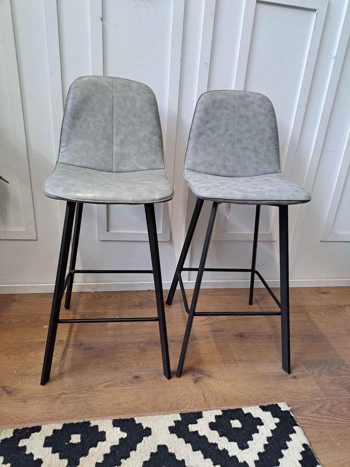 Bar Stools Set of 2  ¦ Grey Faux Leather and Black Metal
