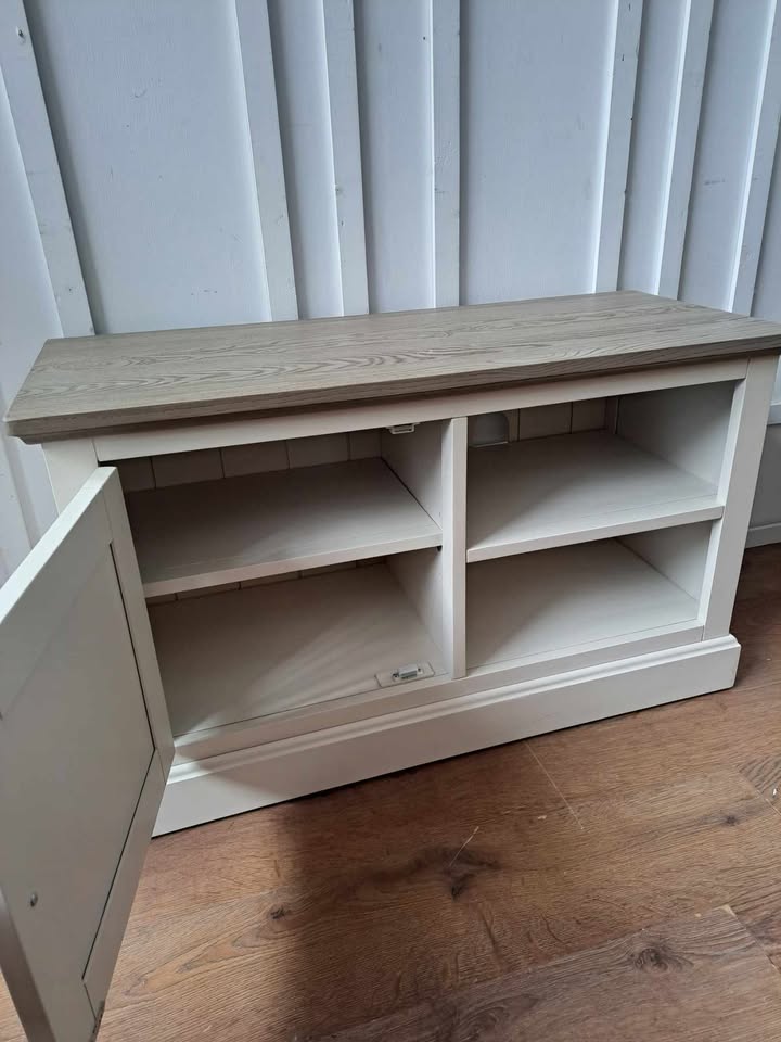 Grey TV Stand / Solid Wood / Oak FurnitureLand RRP £369