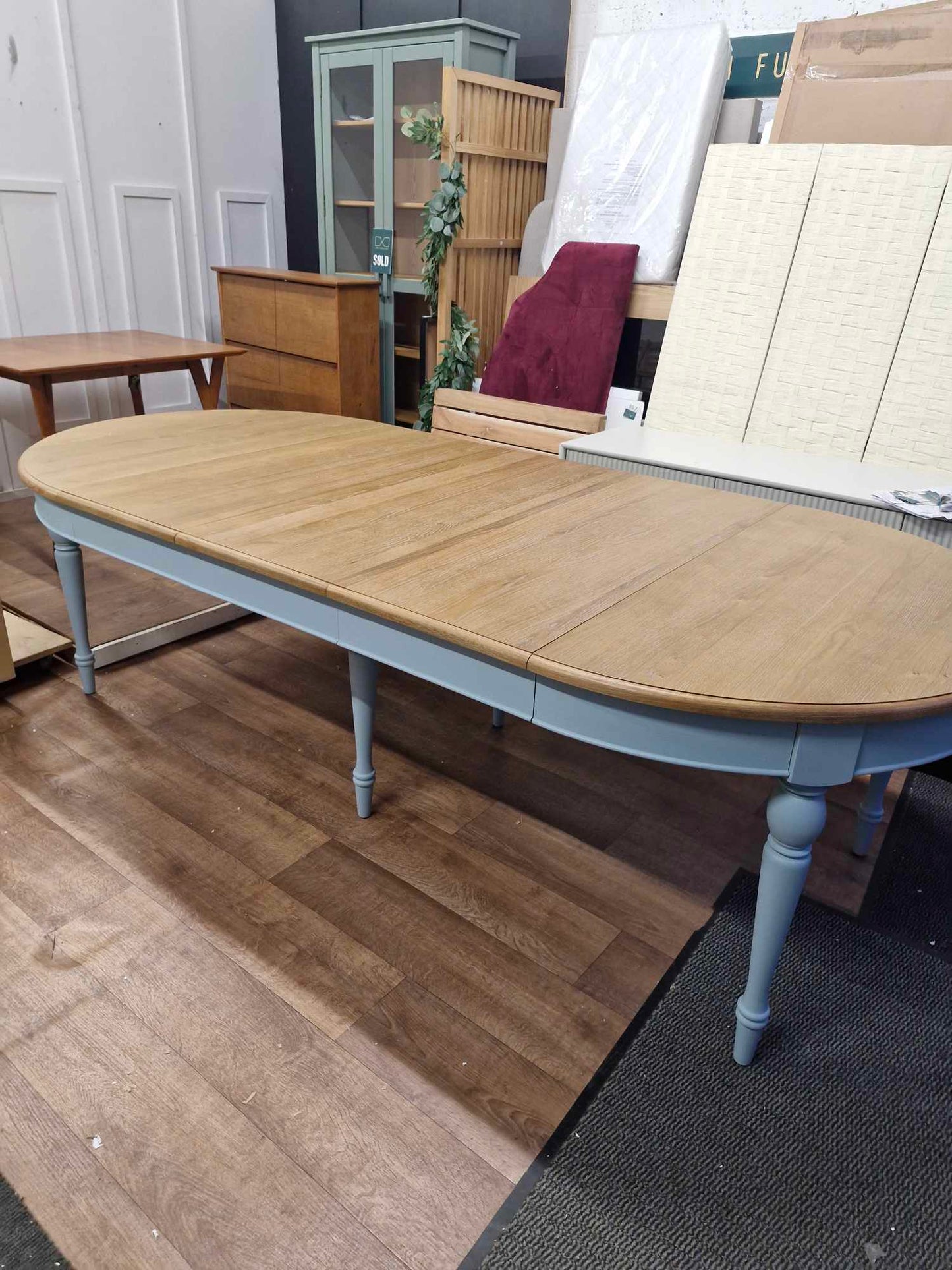 Extending Dining Table Round 4 seter to 12 seater Oval / Wood and Light Blue
