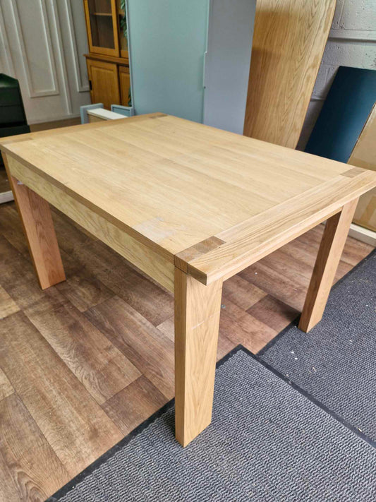 Solid Oak Extending Dining Table / 4-6 Seater