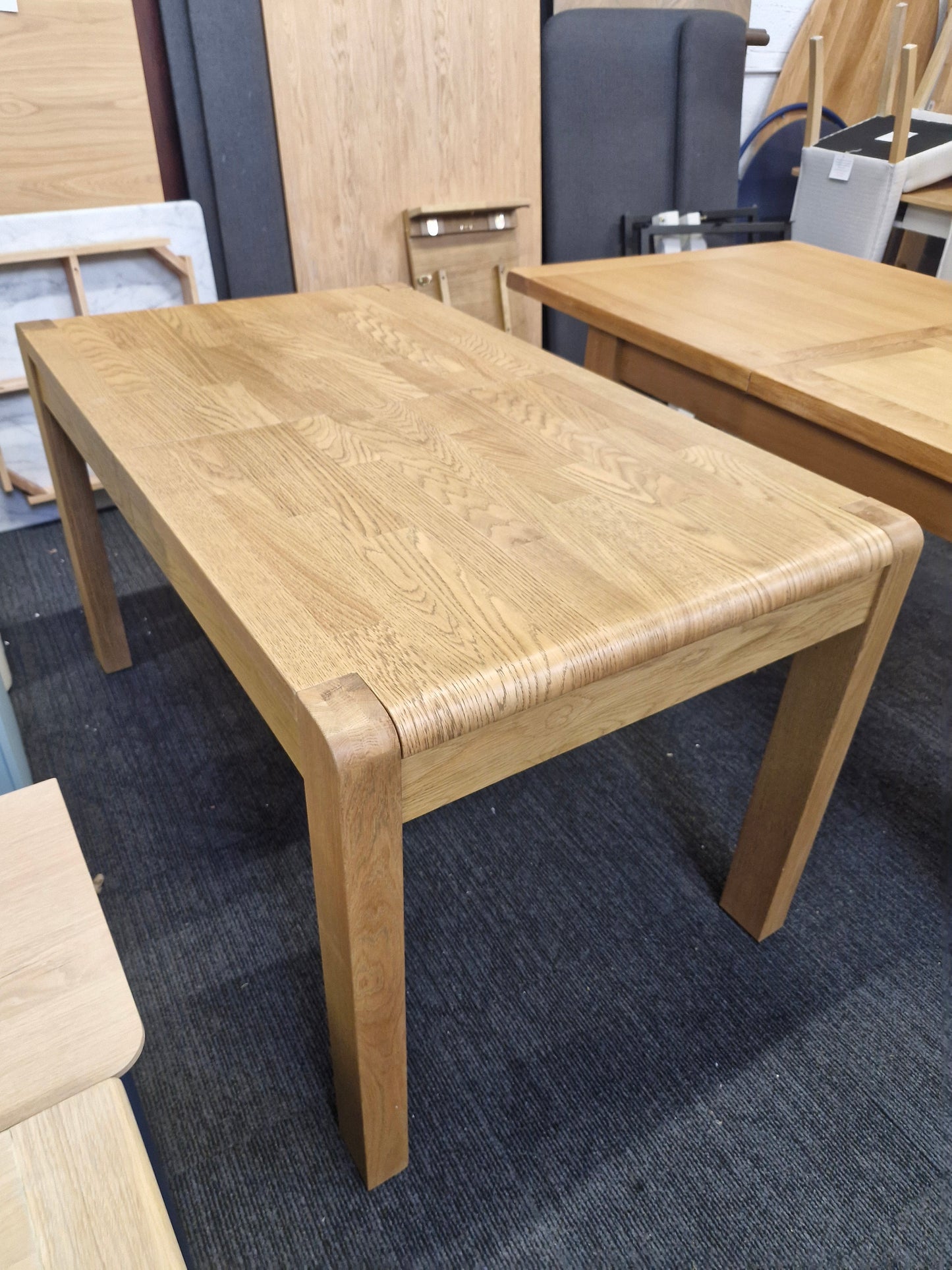 Small Oak Extending Dining Table / 4-6 Seater