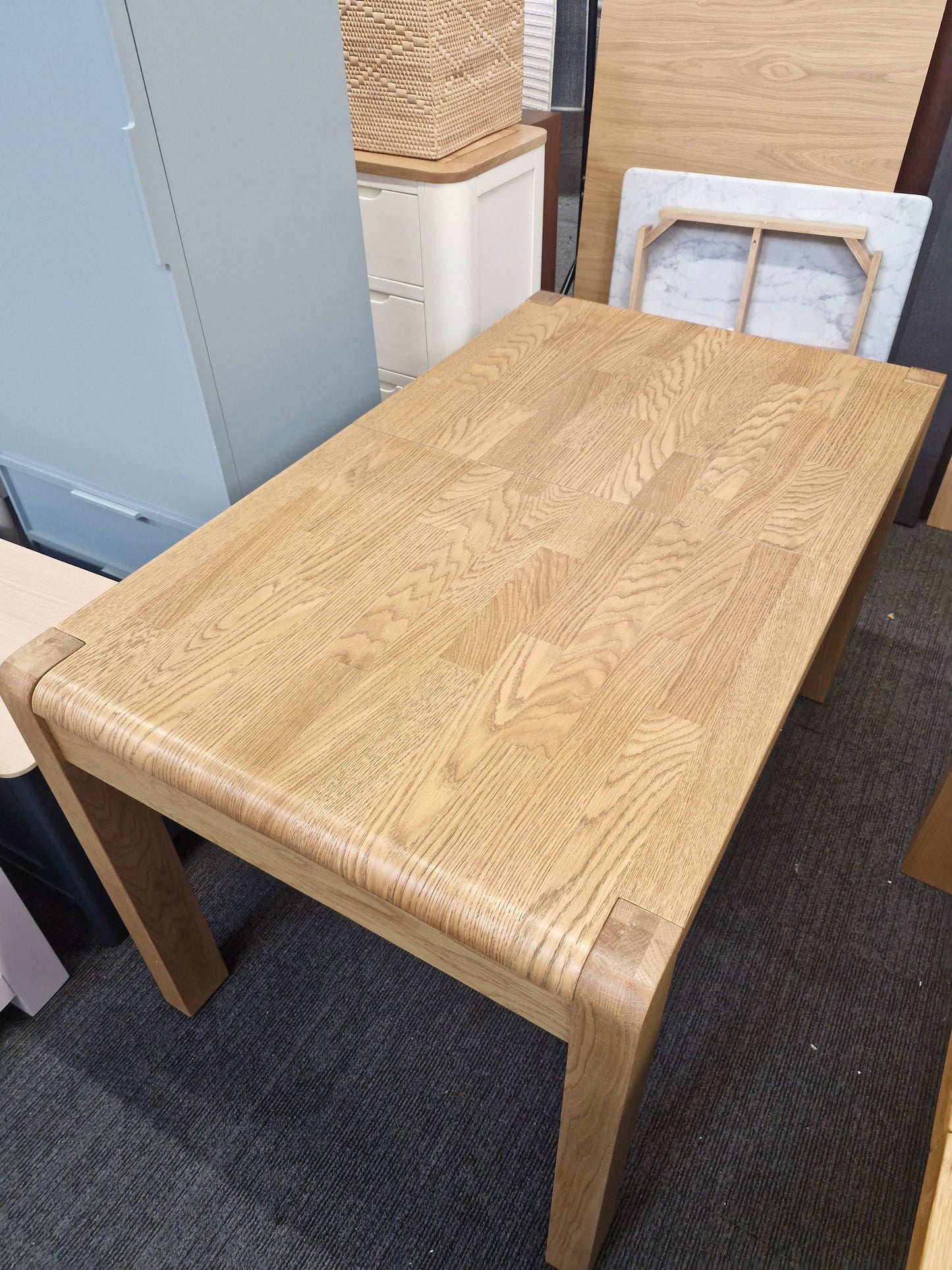 Small Oak Extending Dining Table / 4-6 Seater
