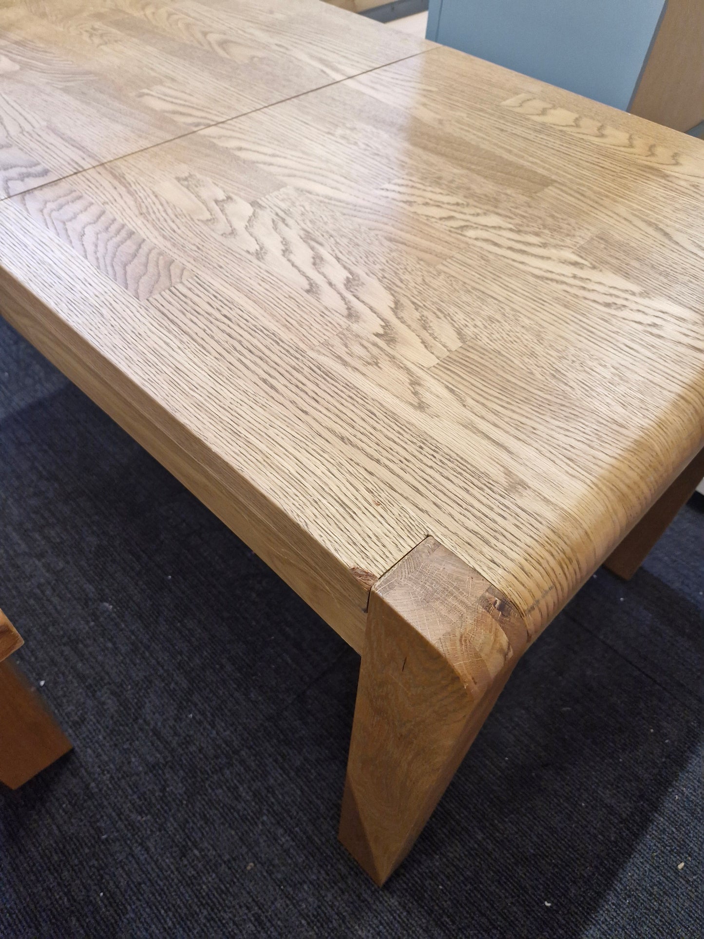 Small Oak Extending Dining Table / 4-6 Seater