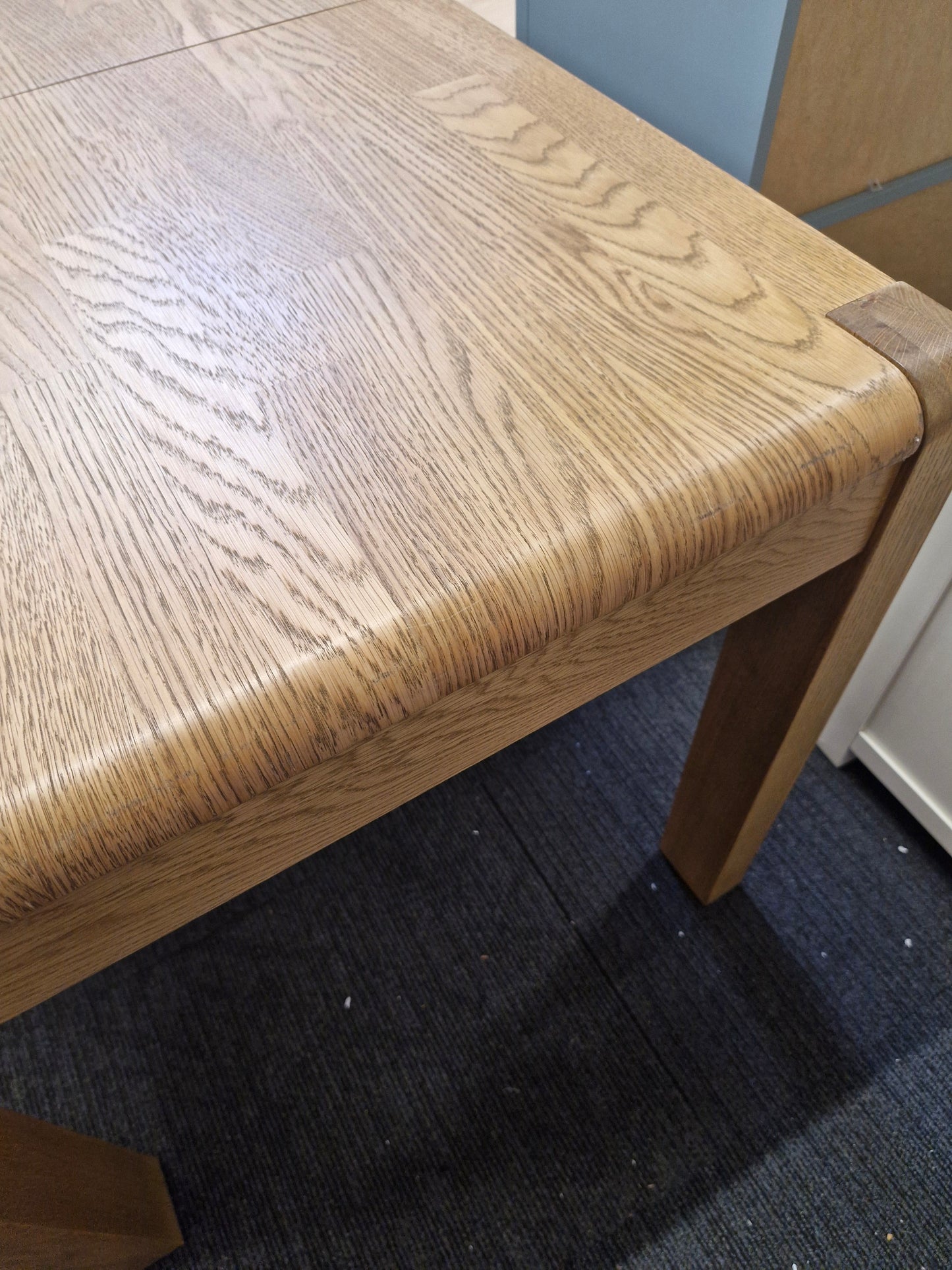 Small Oak Extending Dining Table / 4-6 Seater