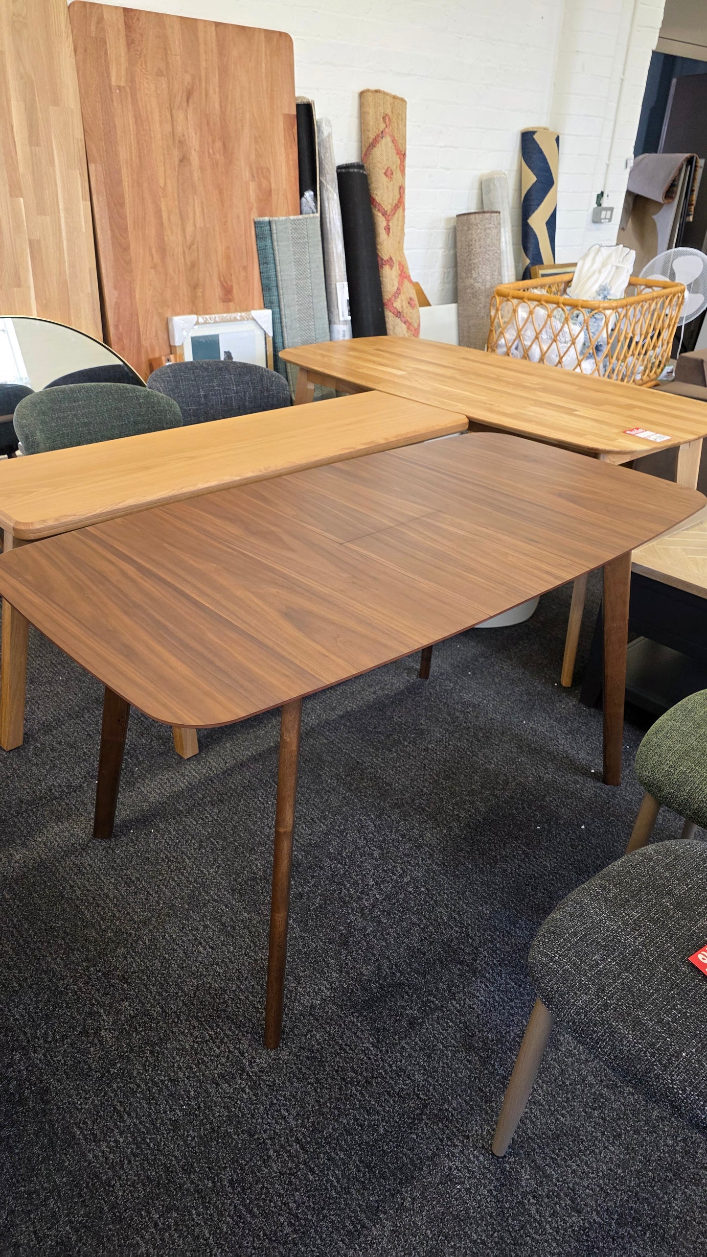 Dark wood extending dining table 4-6 seater