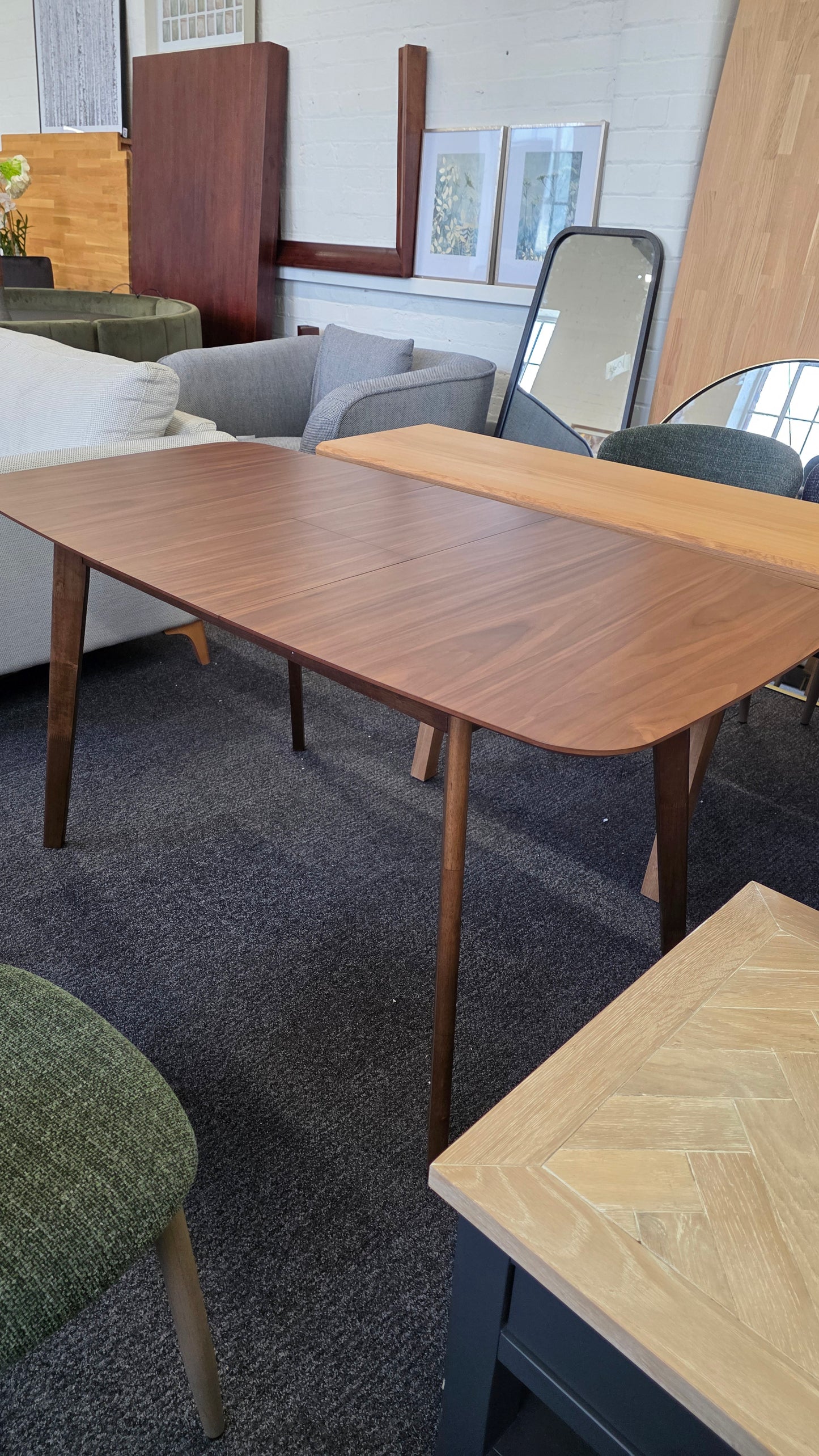 Dark wood extending dining table 4-6 seater