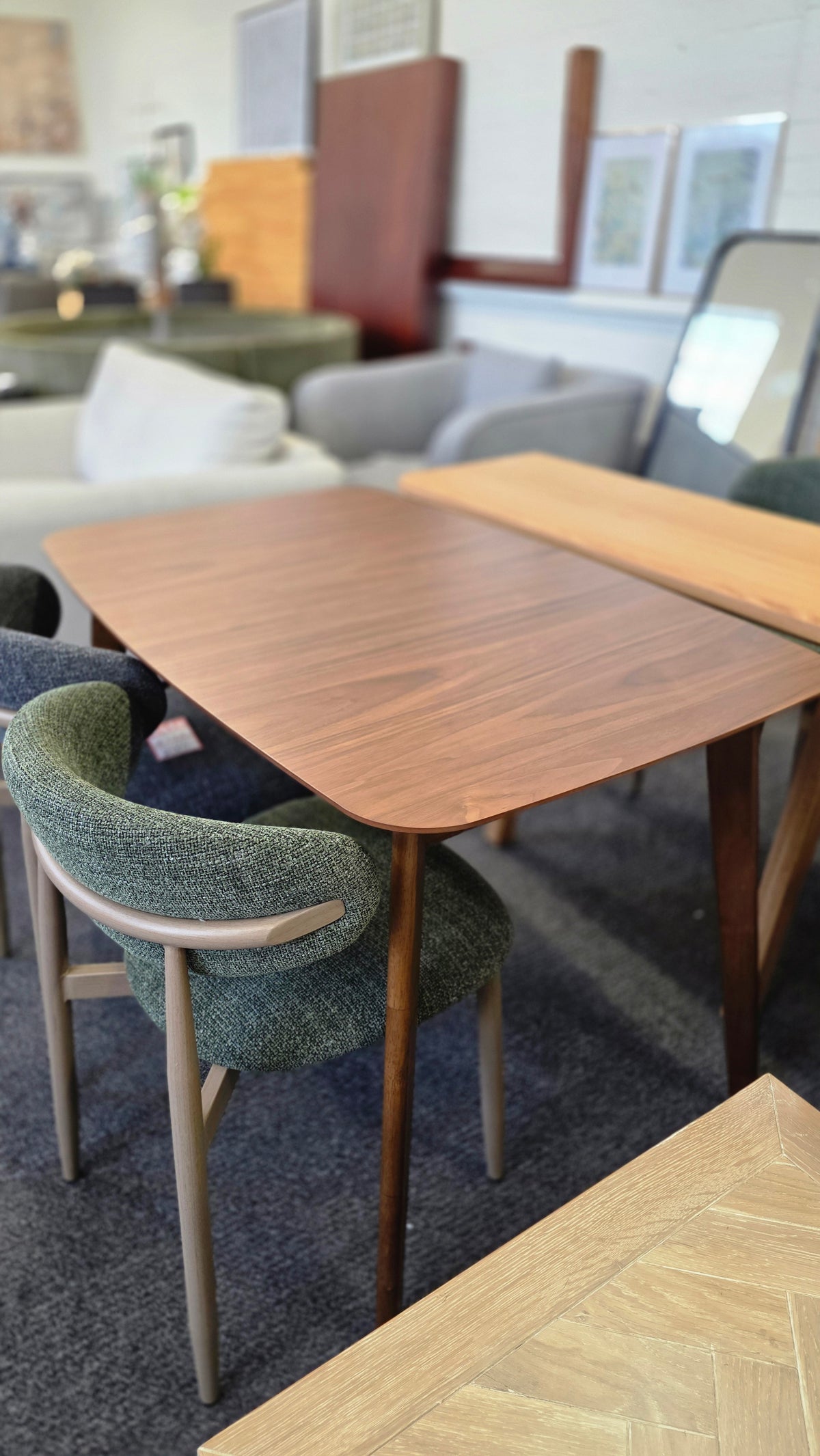 Dark wood extending dining table 4-6 seater