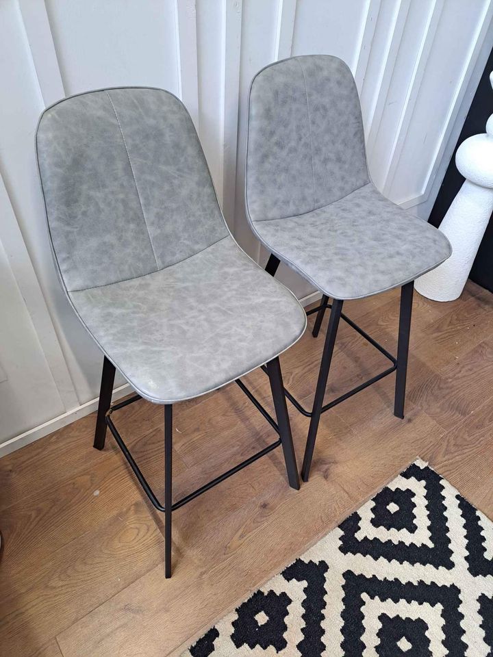 Bar Stools Set of 2  ¦ Grey Faux Leather and Black Metal