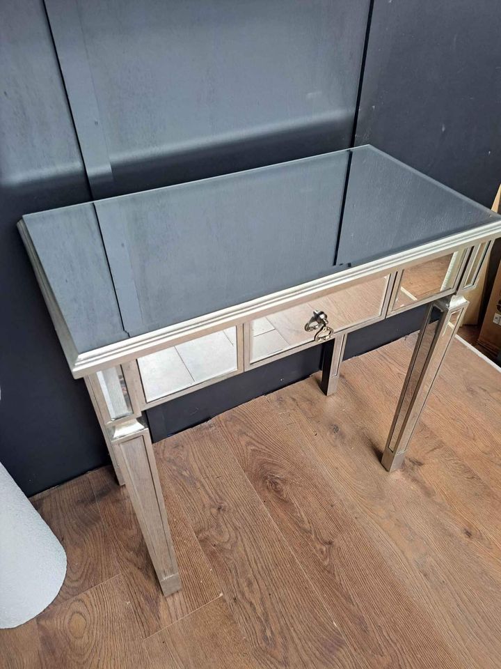 Venetian mirrored store console table