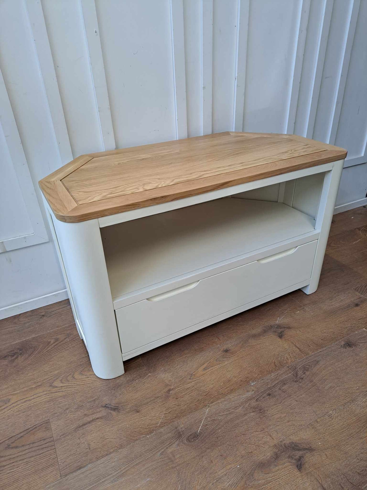 Corner TV Unit Chalk White and Oak / Oak Furniture Land Hove RRP £399