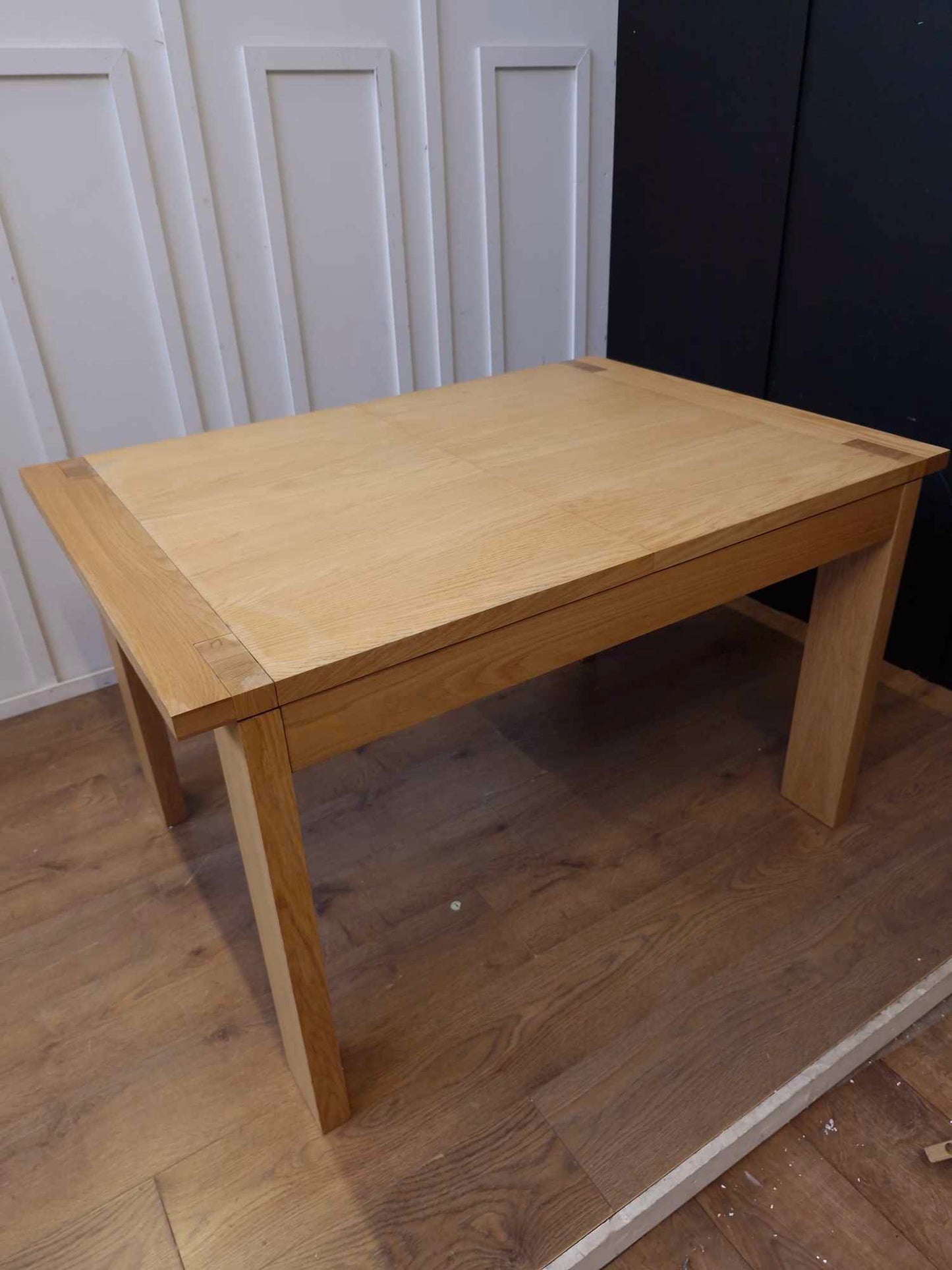 Solid Oak Extending Dining Table / 4-6 Seater