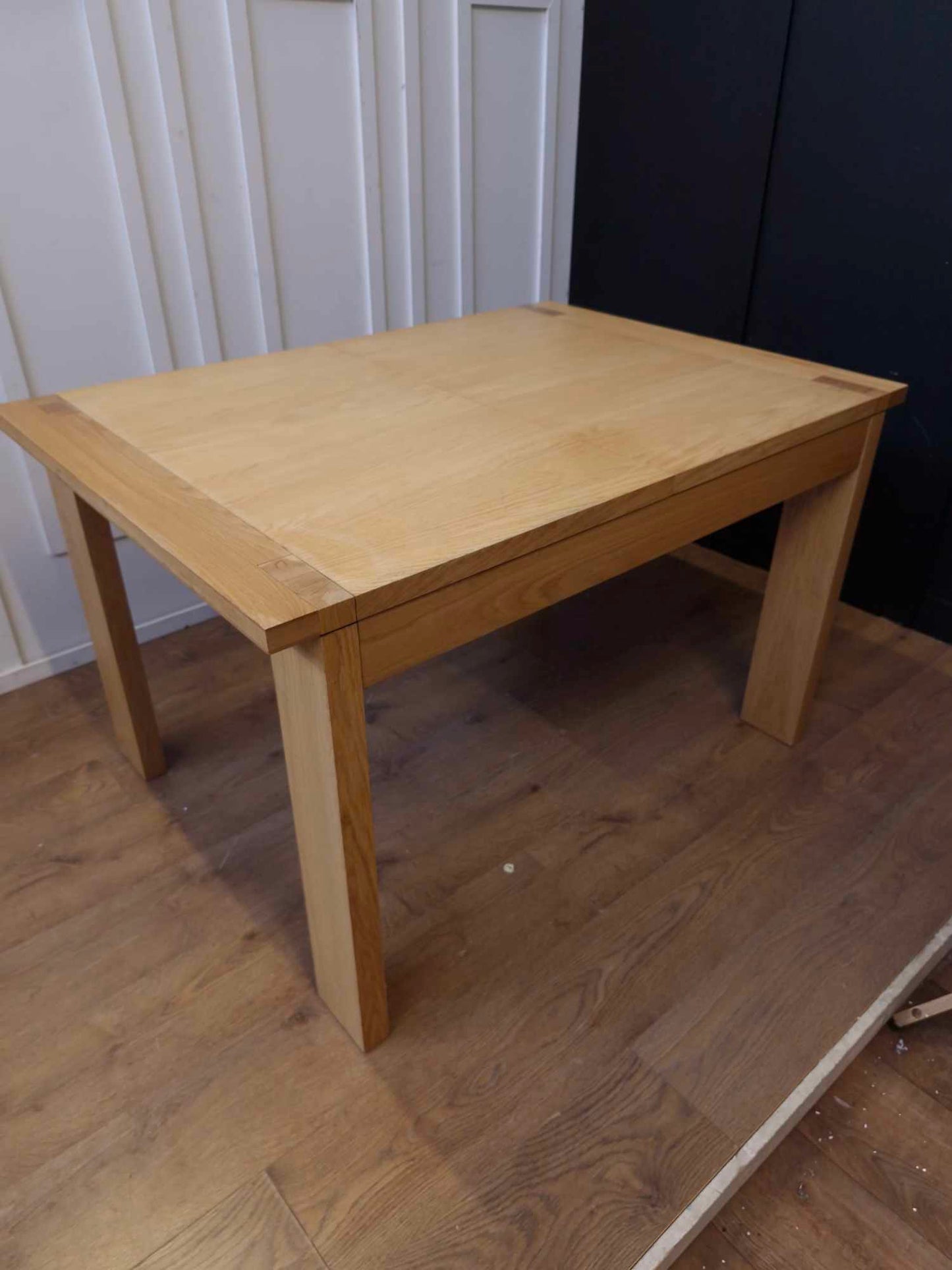 Solid Oak Extending Dining Table / 4-6 Seater