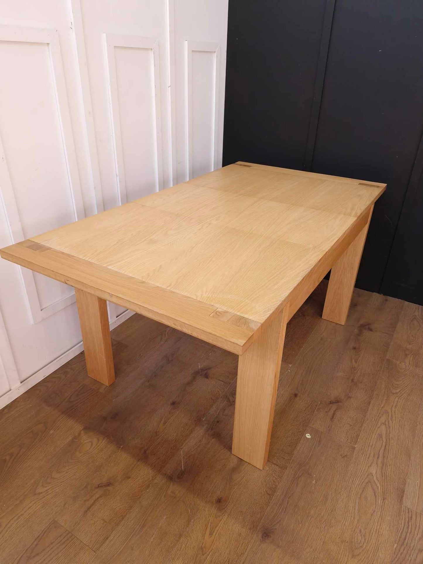 Solid Oak Extending Dining Table / 4-6 Seater