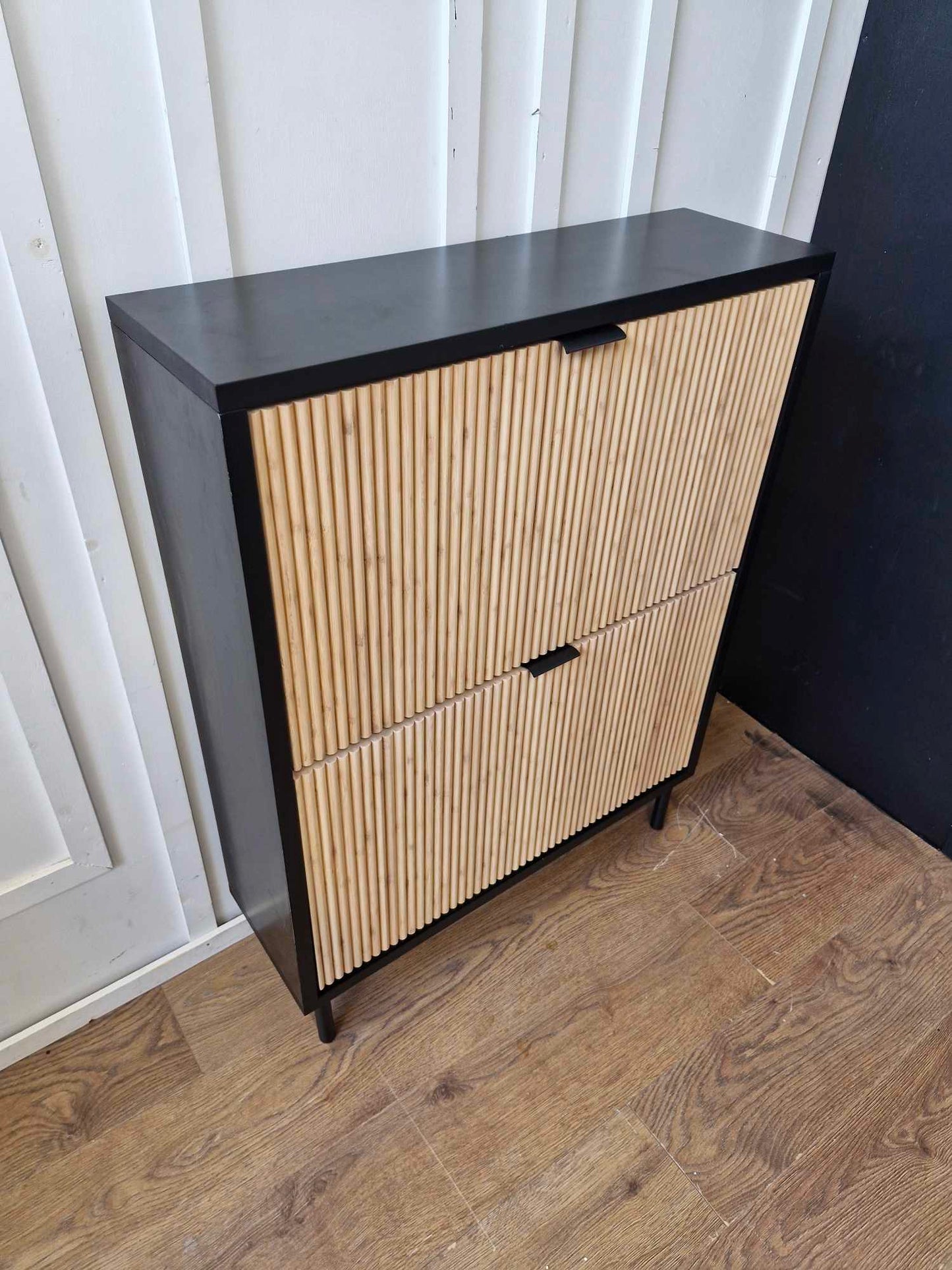 Set of shoe cabinet and bathroom unit