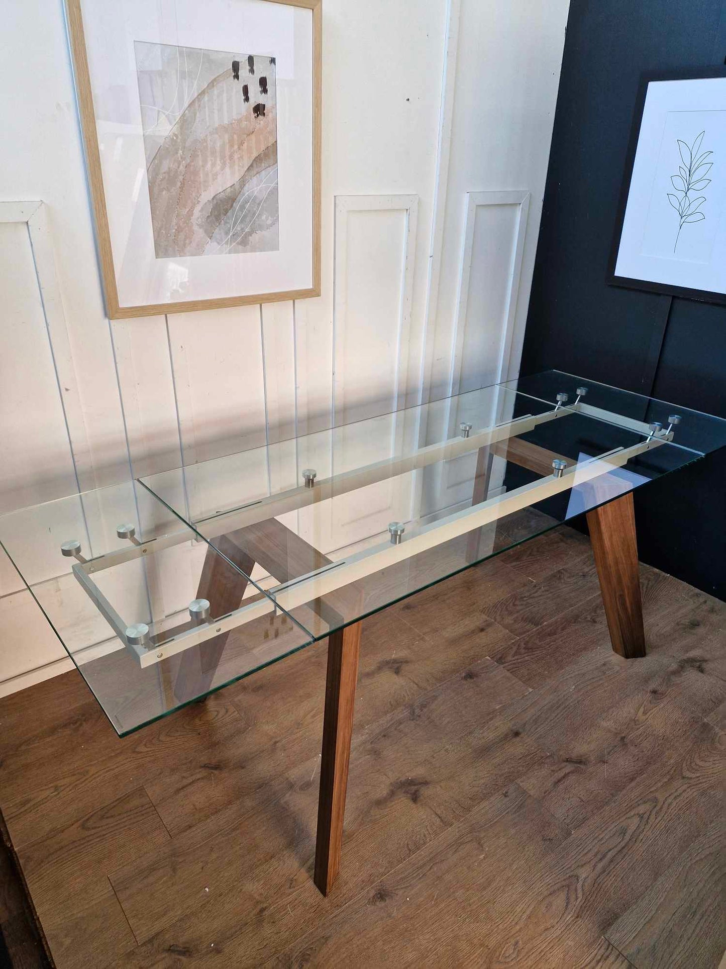 6-8 Seater Extending Dining Table / Glass top and walnut legs