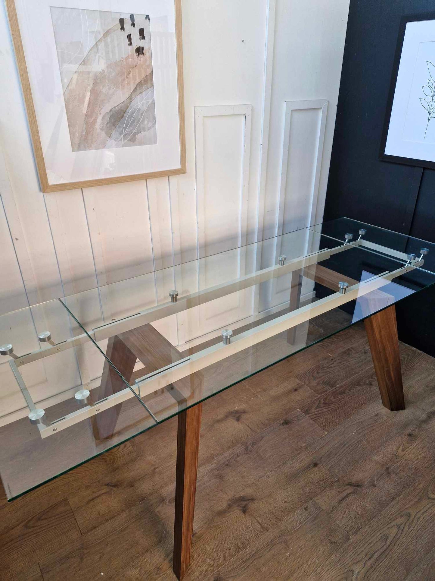 6-8 Seater Extending Dining Table / Glass top and walnut legs