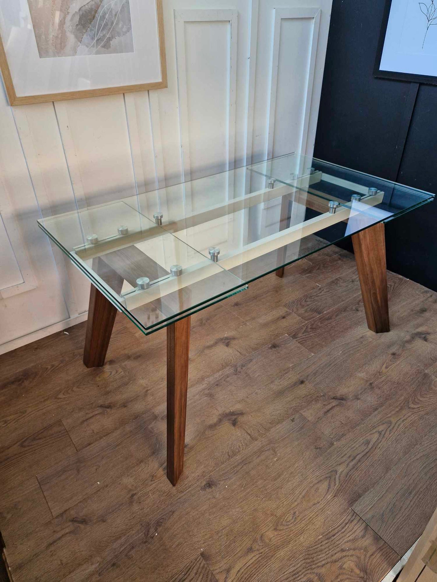 6-8 Seater Extending Dining Table / Glass top and walnut legs
