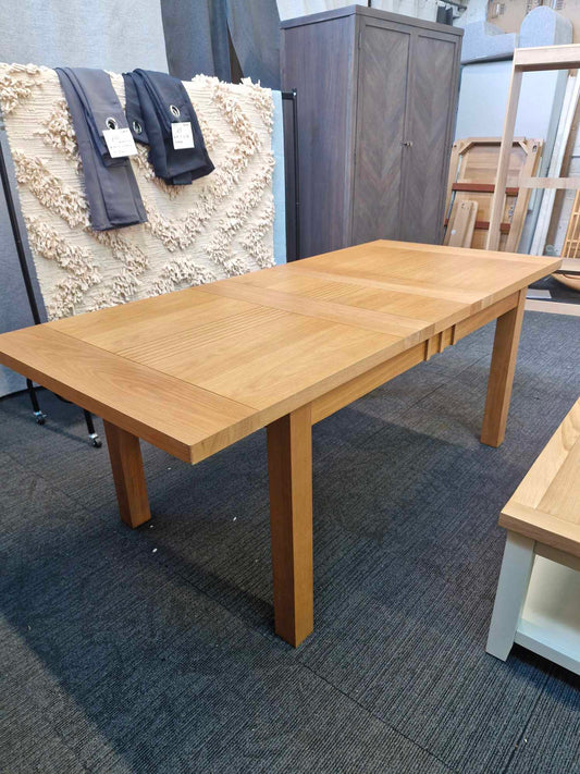 Oak Extending Dining Table 6-8 seaters