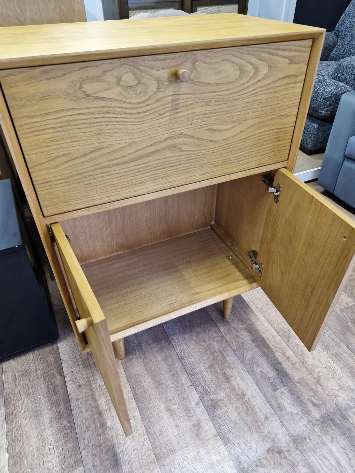 Vintage Style Drink Bar Cabinet / Quilda