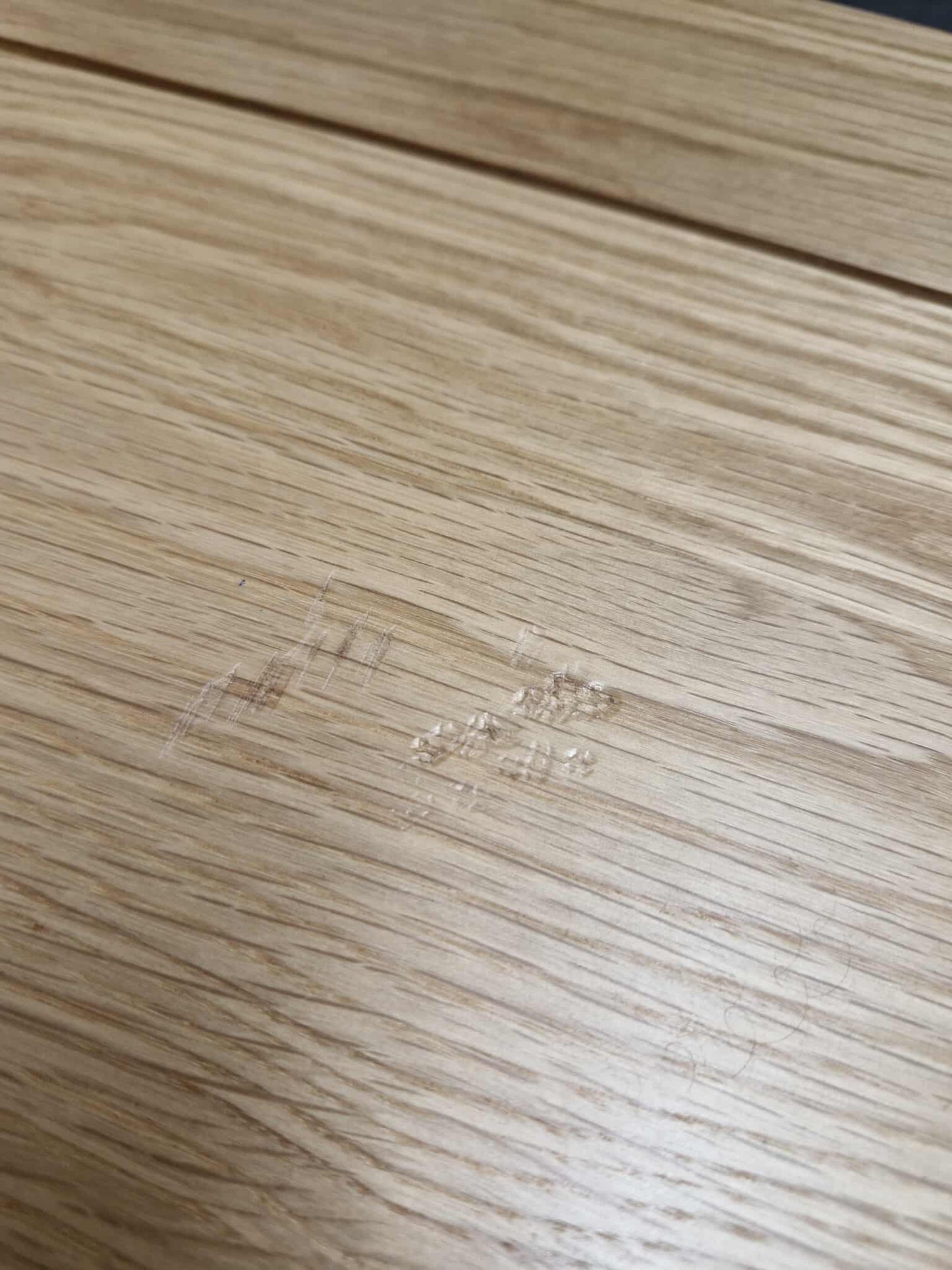 Extending Dining Table / Solid Oak 4-6 seater / OAK FURNITURELAND Romsey