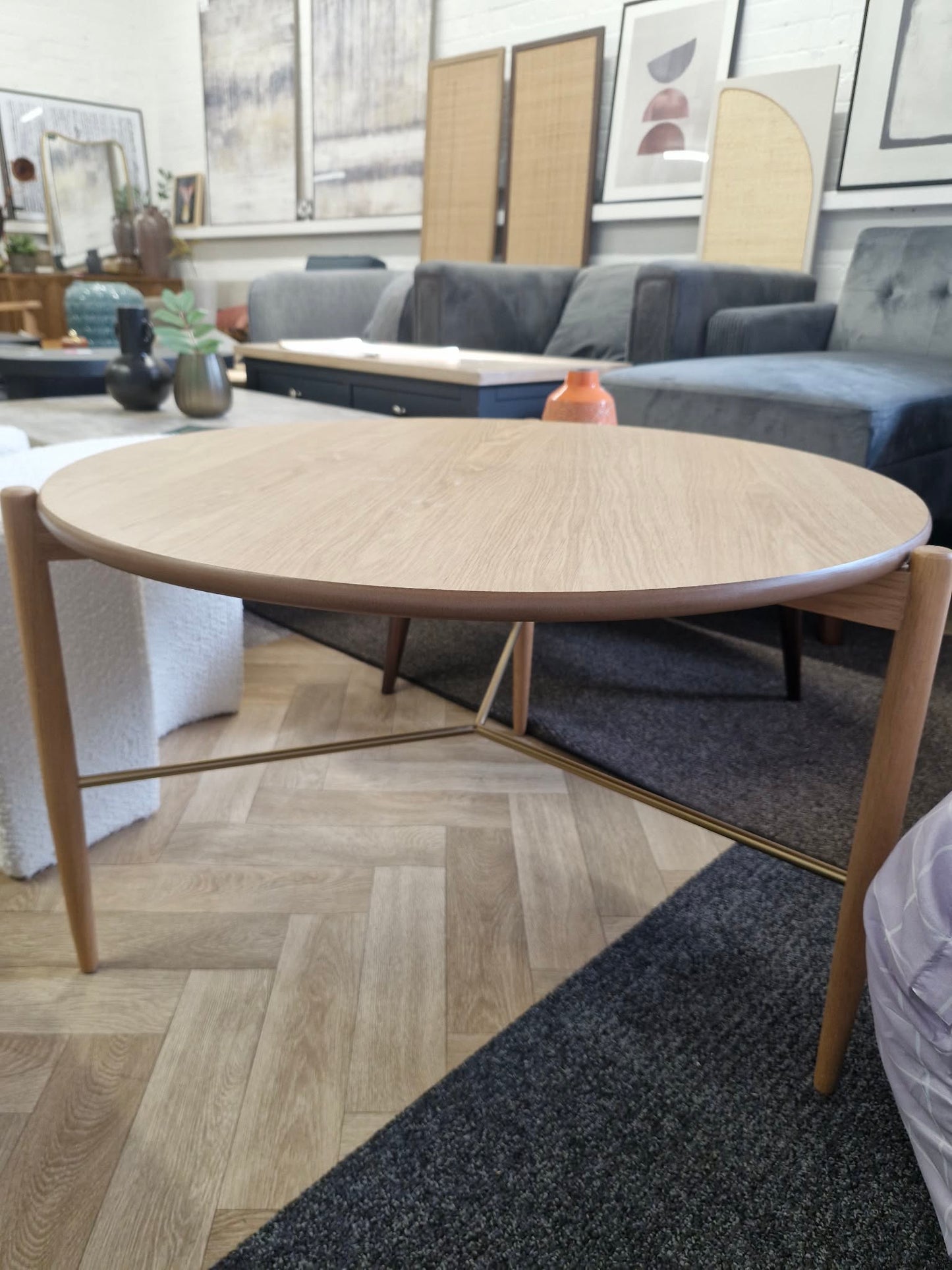 Coffee Table with 3 white boucle stool