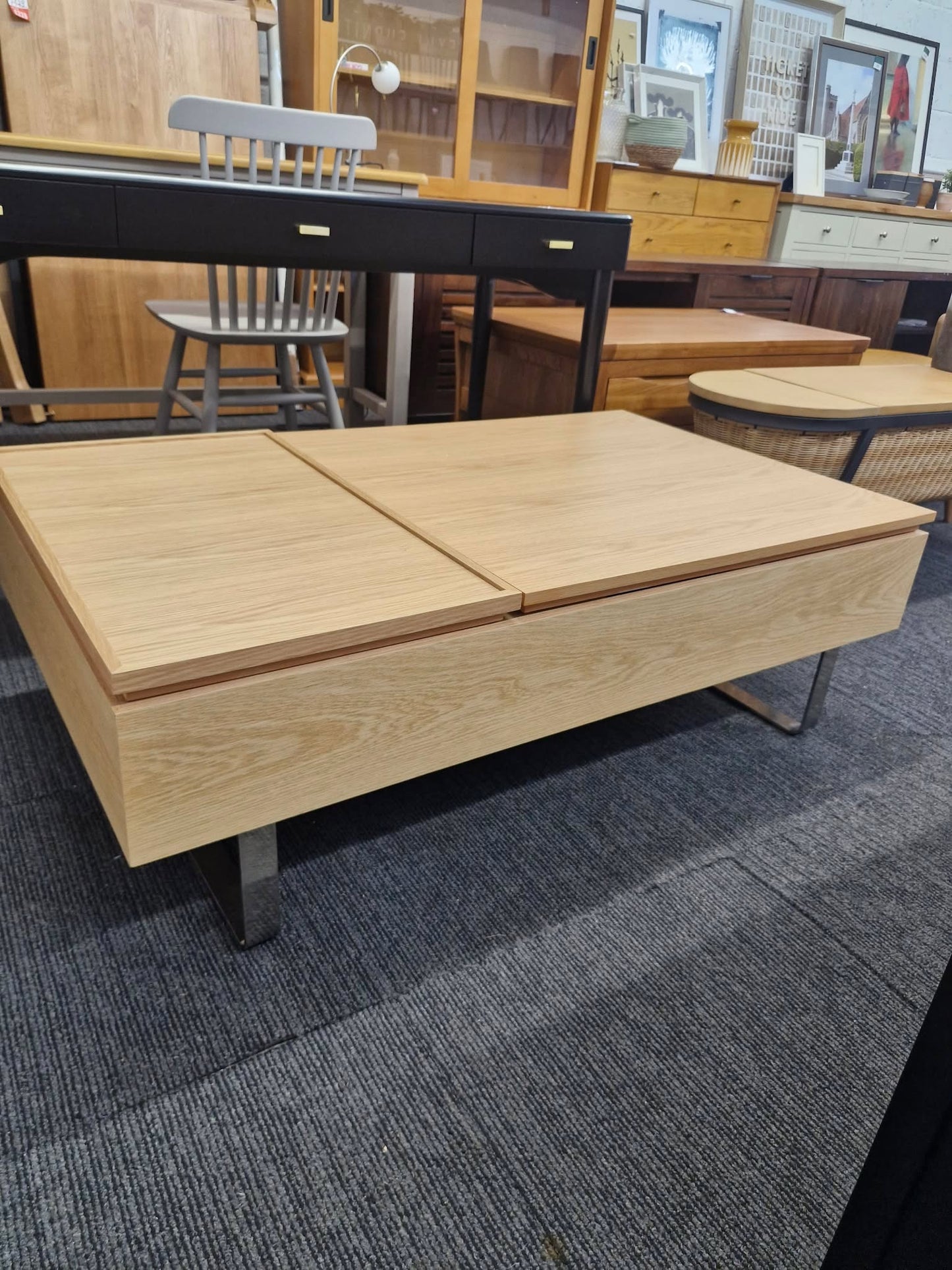 Large Oak Storage Coffee Table / Lift Up Tray top Storage