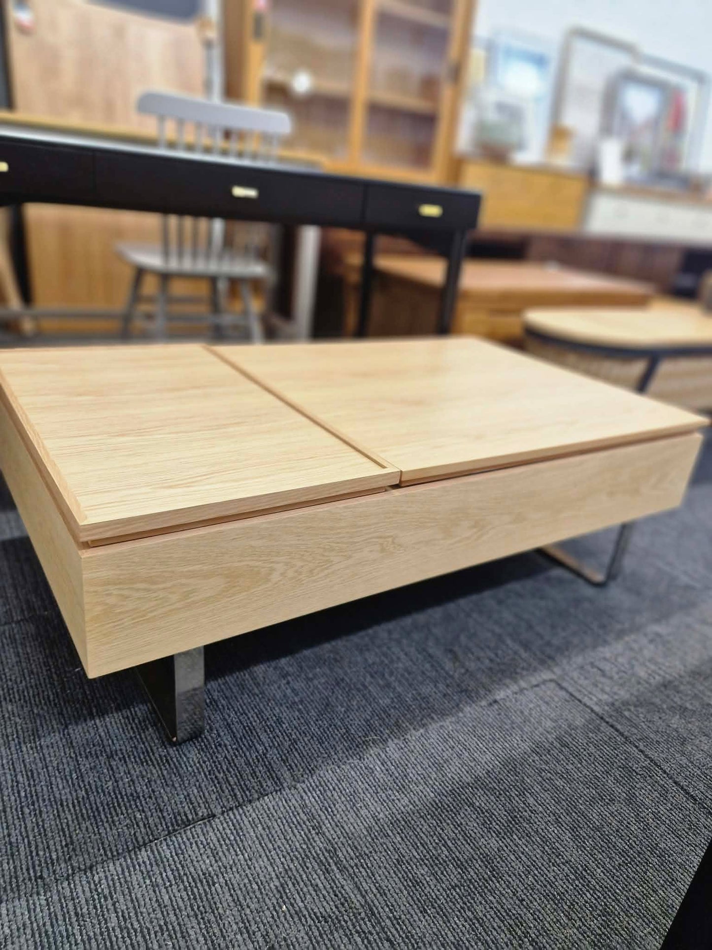 Large Oak Storage Coffee Table / Lift Up Tray top Storage