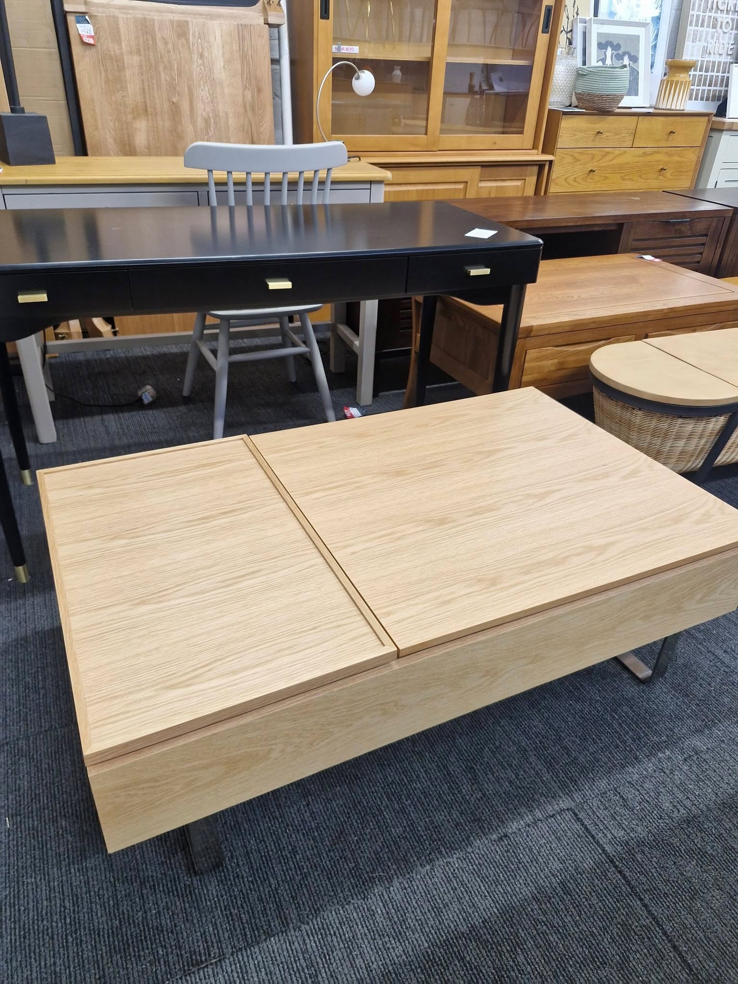 Large Oak Storage Coffee Table / Lift Up Tray top Storage