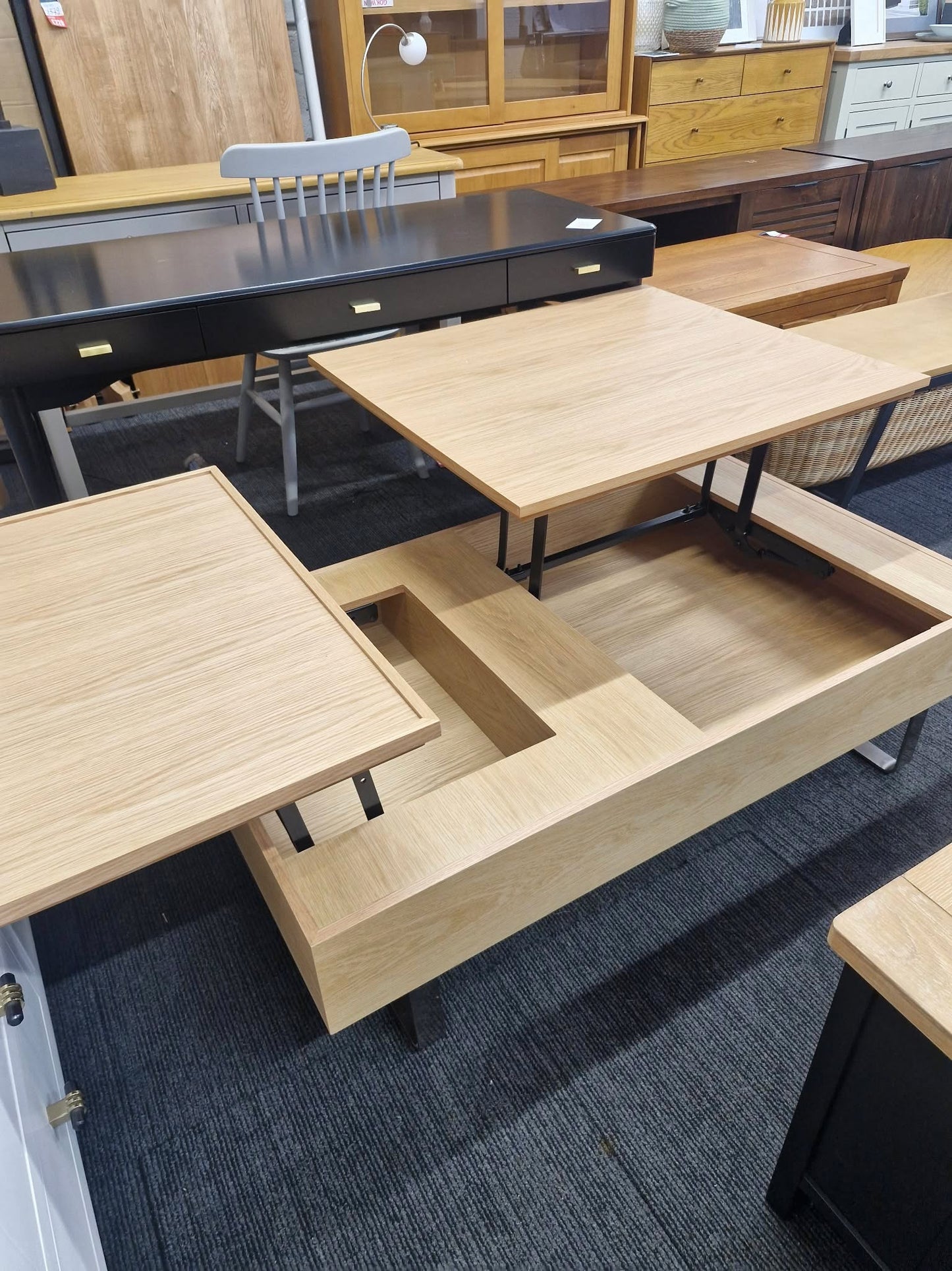 Large Oak Storage Coffee Table / Lift Up Tray top Storage