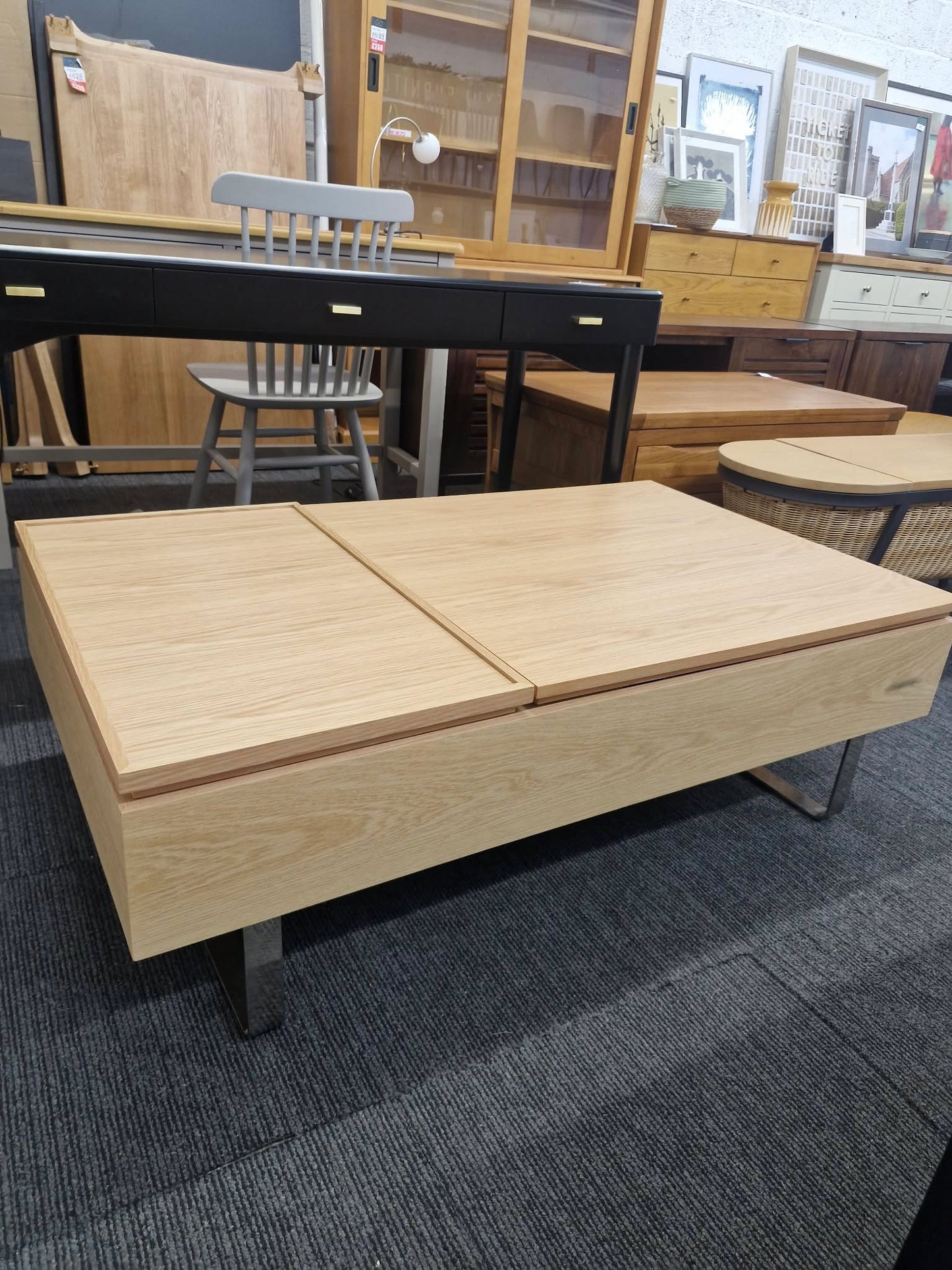 Large Oak Storage Coffee Table / Lift Up Tray top Storage